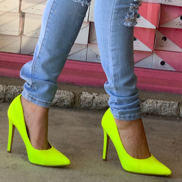 Delicious Shoes - Delicious 80s Neón Yellow Closed Toe Pump Heel 4”